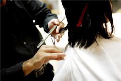 女人梦见去理发店剪头发